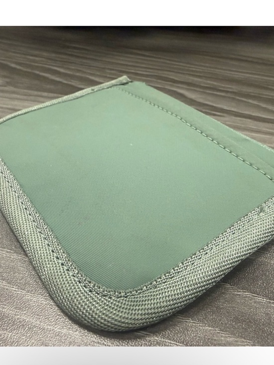 Lululemon True Identity Card Case One Size Gray Eucalyptus - Pre-owned - Picture 7 of 8